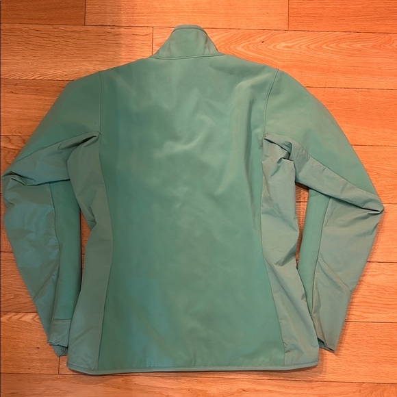 Patagonia Green Softshell Jacket with Water-Resistant Fabric - Picture 5 of 5